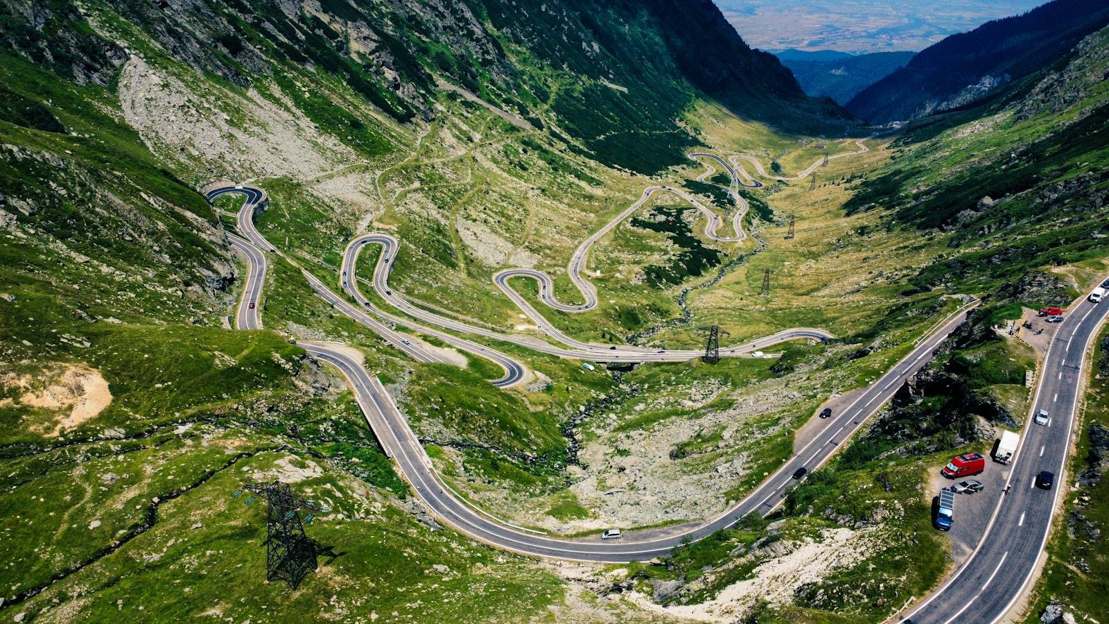 Luftaufnahme einer kurvigen Straße, die sich durch grüne Landschaft schlängelt