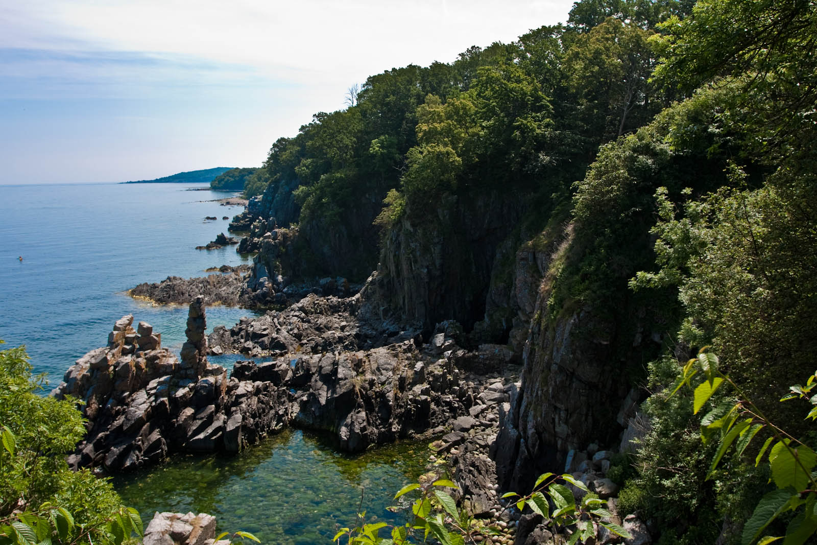 Scogliere di granito lungo la costa settentrionale di Bornholm vicino a Gudhjem