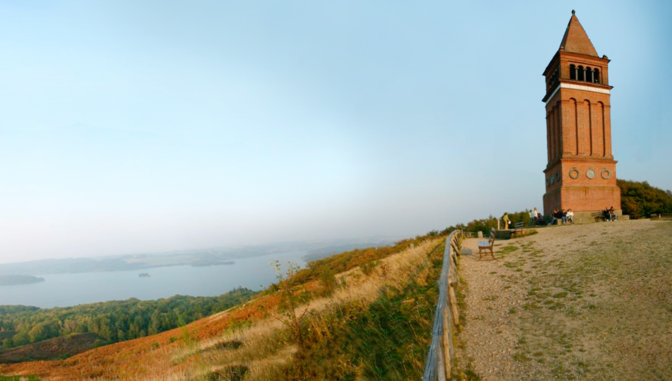 La collina di Himmelbjerget con il lago Julsø e il paese di Ry sullo sfondo